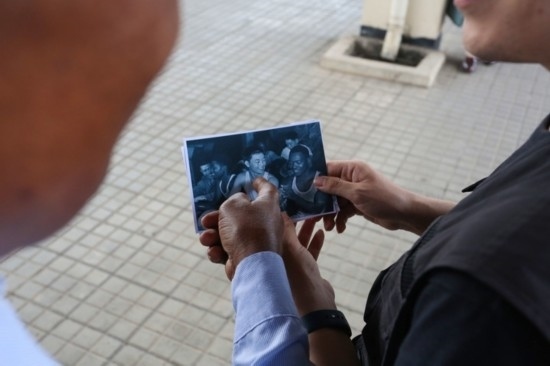 恩貢亞尼在看坦贊鐵路建設(shè)時(shí)期拍攝的老照片。