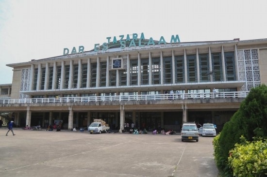 坦贊鐵路始發(fā)站達(dá)累斯薩拉姆站外景。