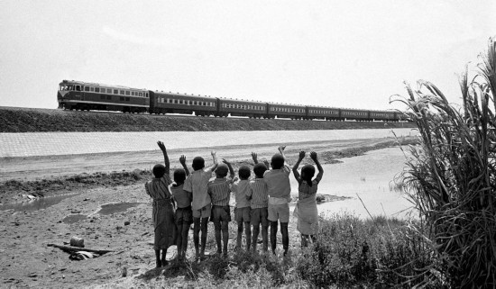 贊比亞魯西瓦西湖畔的少年兒童歡迎坦贊鐵路的列車通到他們的家鄉(xiāng)（1976年攝）。