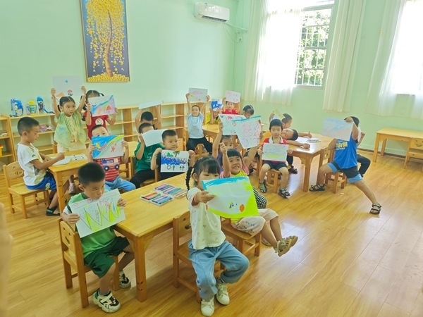 孩子們?cè)诠嫱泄馨嗌袭?huà)畫(huà)課。莫菲菲攝