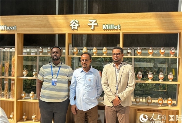 研討班成員在聽取講解后合影留念。人民網(wǎng) 曹欣悅攝