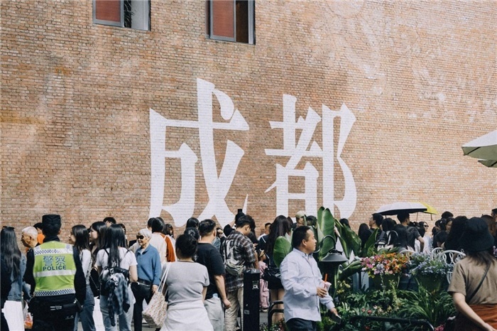 東郊記憶園區(qū)“成都墻”以巨大的“成都”字樣和獨特的藝術設計成為園區(qū)的網(wǎng)紅打卡地，吸引了眾多游客和市民前來參觀。資料圖片