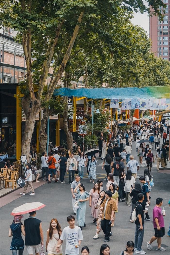 北街美食區(qū)是東郊記憶園區(qū)集美食、文化與休閑于一體的特色區(qū)域，為游客和當?shù)鼐用裉峁┝素S富多樣的餐飲選擇。資料圖片