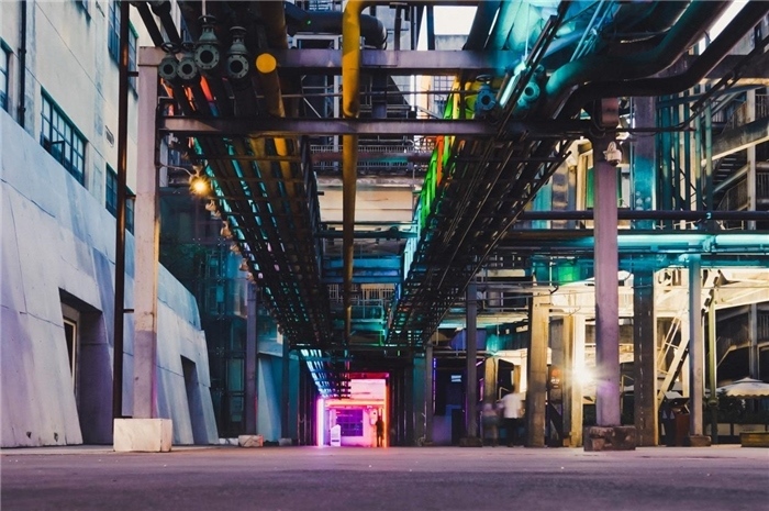 東郊記憶園區(qū)工業(yè)橫街完整地保留了園區(qū)的工業(yè)元素，如工業(yè)煙囪、動力管廊架和水塔等，形成了園區(qū)獨特的工業(yè)風景線。資料圖片