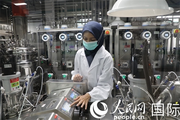 中國(guó)—印尼新能源材料與冶金工程技術(shù)聯(lián)合研究實(shí)驗(yàn)室內(nèi)，研究人員正在工作。人民網(wǎng)記者曹師韻攝