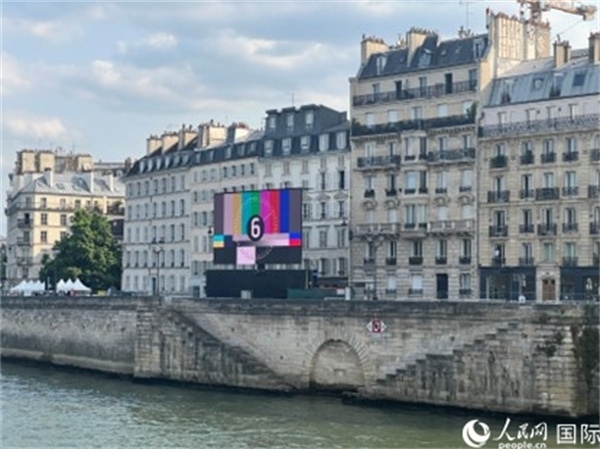 奧運會開幕式，安置在塞納河兩岸的大屏幕。人民網(wǎng)記者 何蒨攝
