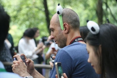 俄羅斯《俄羅斯報(bào)》視覺(jué)內(nèi)容編輯阿爾圖爾·杰魯諾夫在拍攝熊貓。（李佩藺 攝）