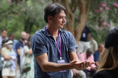 意大利逆流外交網(wǎng)站總編輯亞歷山大·比安奇學(xué)習(xí)青城太極。（李佩藺 攝）