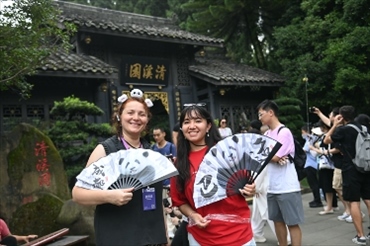 媒體考察團成員在都江堰清溪園合影留念。（陳斌 攝）