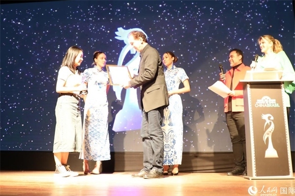 為期4天的第三屆中國－巴西電影展期間，來自中巴兩國的14部參展影片受到巴西電影愛好者和社會各界人士好評，并分別榮獲本次電影展組委會頒發(fā)的“藍(lán)鸚鵡”獎。7部最近兩年制作中國影片參展，其中由《環(huán)球時報》文娛新媒體平臺“環(huán)球時報—娛評”推薦參展的影片《長安三萬里》曾獲得第36屆中國電影金雞獎最佳美術(shù)片獎。圖為當(dāng)?shù)貢r間8月26日晚舉行的電影展開幕式暨“藍(lán)鸚鵡”獎頒獎典禮現(xiàn)場。 人民網(wǎng)記者 陳一鳴攝