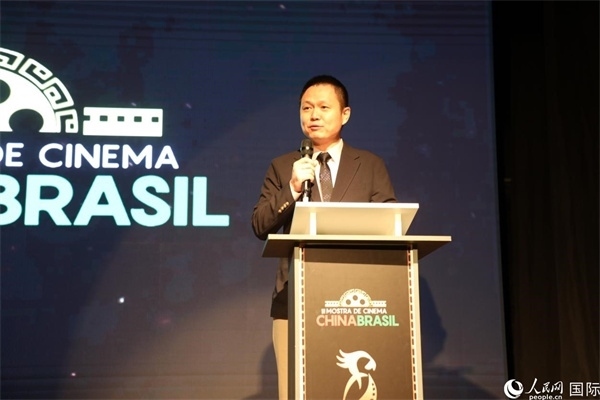當(dāng)?shù)貢r間8月26日晚，中國駐里約總領(lǐng)館副總領(lǐng)事王尉育在第三屆中國－巴西電影展開幕式上致辭。 人民網(wǎng)記者 陳一鳴攝