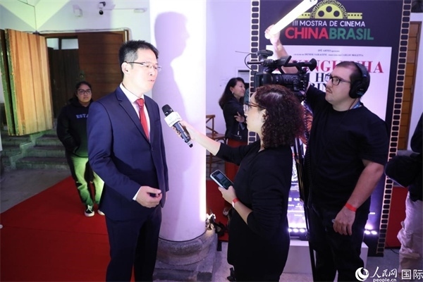 第三屆中國－巴西電影展主辦方巴西康橋博智文化傳媒公司總經(jīng)理陳翔廣在接受媒體采訪時表示，希望通過中巴電影展這個平臺促進(jìn)兩國文化交流，把更多的中國影視作品引進(jìn)巴西。人民網(wǎng)記者 陳一鳴攝