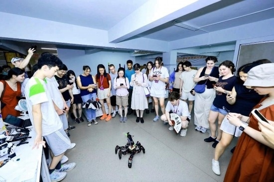 8月25日，中外青年在浙江杭州觀看機(jī)器人表演。新華社發(fā)（清華大學(xué)供圖）