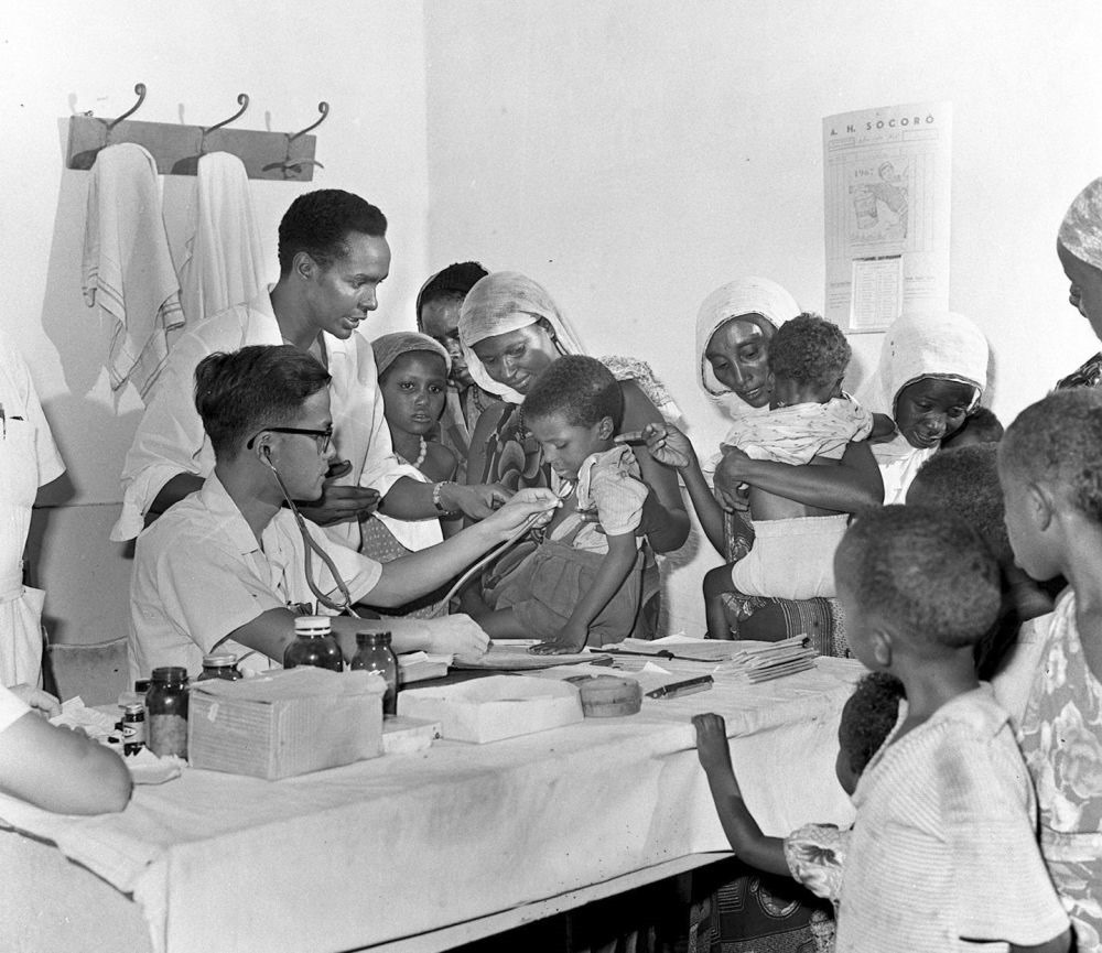 1968年4月，中國(guó)醫(yī)療隊(duì)醫(yī)生在索馬里阿弗戈依鎮(zhèn)巡回醫(yī)療時(shí)為當(dāng)?shù)貎和尾　? width=