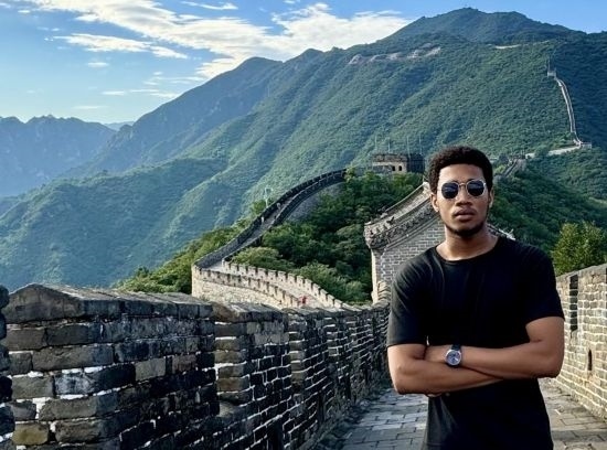 8月28日，尼日利亞青年阿米爾·阿希姆在慕田峪長(zhǎng)城留影。新華社發(fā)（清華大學(xué)供圖）