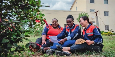 在肯尼亞內(nèi)羅畢，非洲之星鐵路運(yùn)營(yíng)公司工電部電子設(shè)備檢修工區(qū)工長(zhǎng)陳玲（右）在休息時(shí)教學(xué)員唱中文歌曲（2023 年 5 月 23 日攝） 王冠森攝 / 本刊