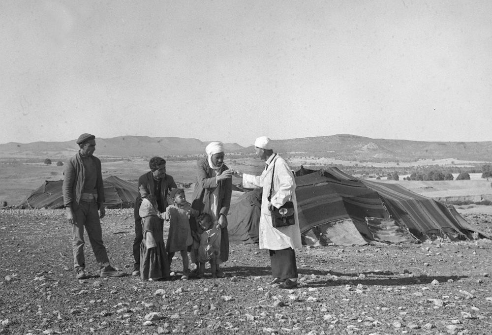 1965年，一名中國(guó)援阿爾及利亞醫(yī)療隊(duì)醫(yī)生（右一）在阿爾及利亞賽伊達(dá)省為牧民診治。