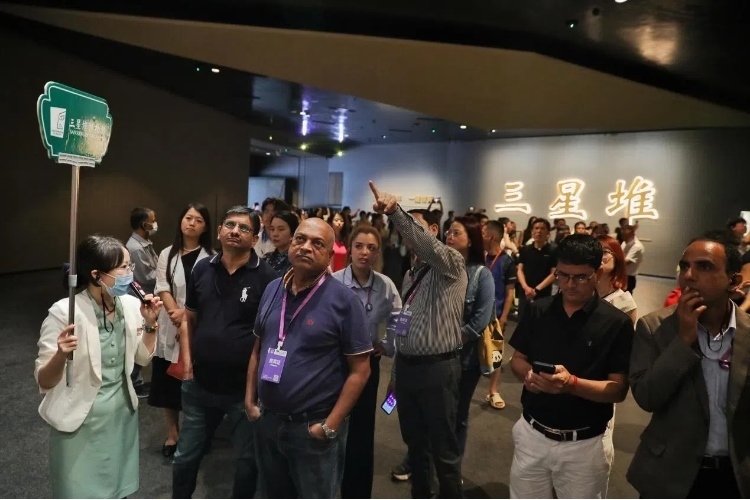 8月31日，亞洲媒體考察團(tuán)參訪三星堆博物館?！吨袊?jīng)濟(jì)周刊》記者肖翊攝