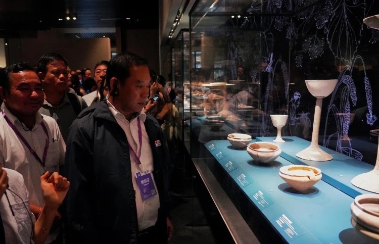 8月31日，亞洲媒體考察團(tuán)參訪三星堆博物館。左一為老撾博利坎賽省新聞文化旅游廳廳長頌通·威本康。《人民日報海外版》記者喬宇攝