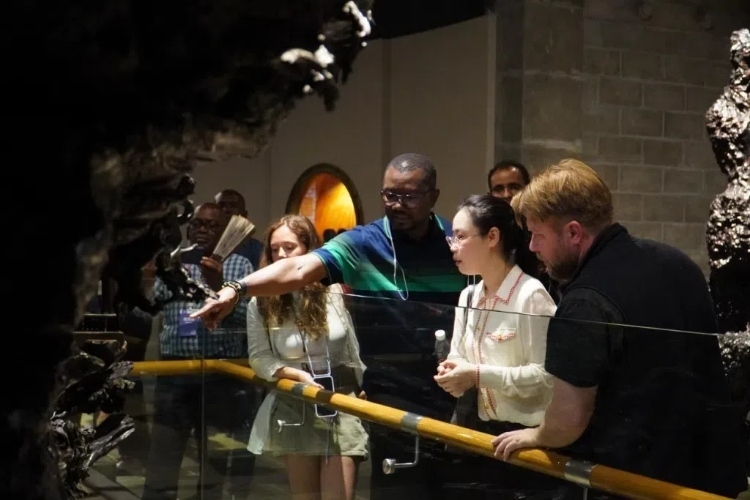 2024“一帶一路”媒體合作論壇聯(lián)合采訪調(diào)研行成員在樂山烏木文化博覽苑調(diào)研采訪。人民網(wǎng)記者 趙祖樂攝