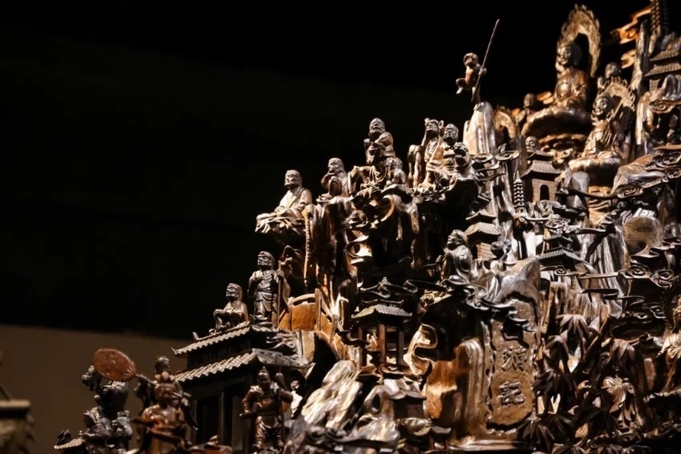 烏木博物館中展出的烏木雕刻藝術(shù)品《西游記》（局部）。本報(bào)記者 伊霄攝