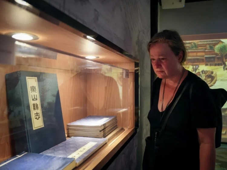 2024“一帶一路”媒體合作論壇聯(lián)合采訪調(diào)研行成員在蘇稽古鎮(zhèn)調(diào)研樂山歷史文化。本報(bào)記者 伊霄攝