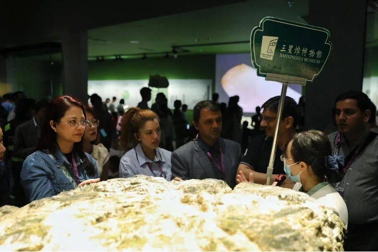 8月31日，亞洲媒體考察團(tuán)參訪三星堆博物館。左一為馬來西亞《星報》首席商務(wù)官莉迪婭·王?！吨袊?jīng)濟(jì)周刊》記者肖翊攝