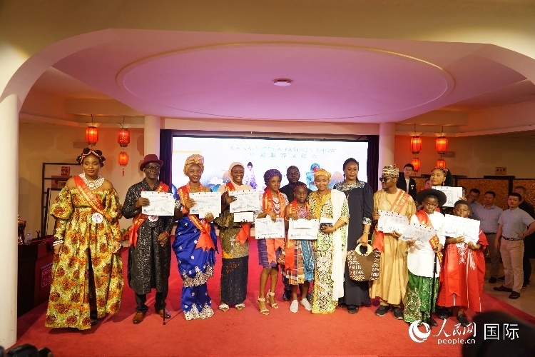 中尼服飾文化秀尼日利亞十佳模特獎(jiǎng)。人民網(wǎng)記者 姜宣攝