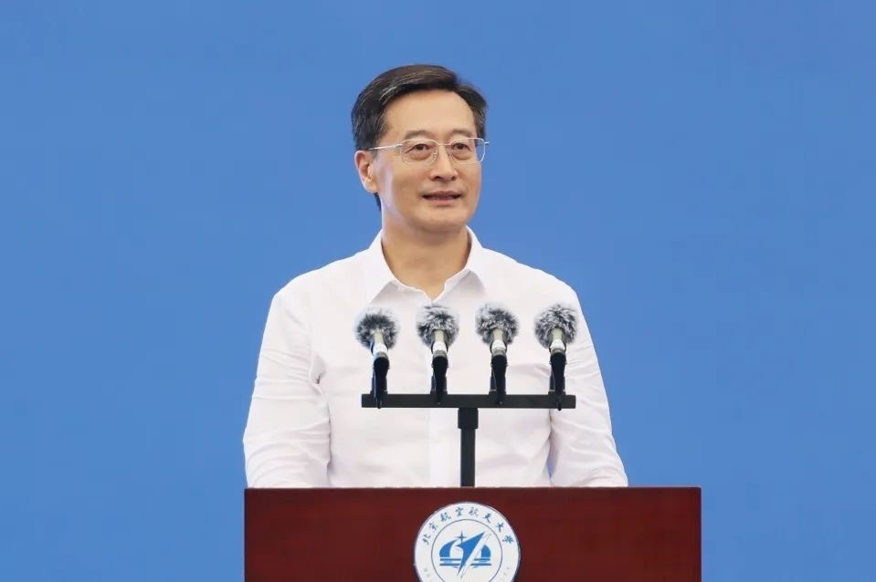 中國(guó)工程院院士、北京航空航天大學(xué)校長(zhǎng)王云鵬在2024級(jí)新生開(kāi)學(xué)典禮上講話。校方供圖