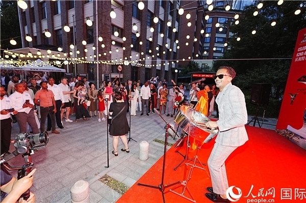 來自特多的藝術(shù)家在慶祝儀式上表演特多鋼鼓。人民網(wǎng)記者 趙益普攝