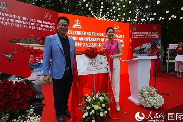 當(dāng)天的慶祝儀式上，還舉行了特多著名酒品牌安高天娜回歸中國(guó)市場(chǎng)的揭幕儀式。人民網(wǎng)記者 趙益普攝