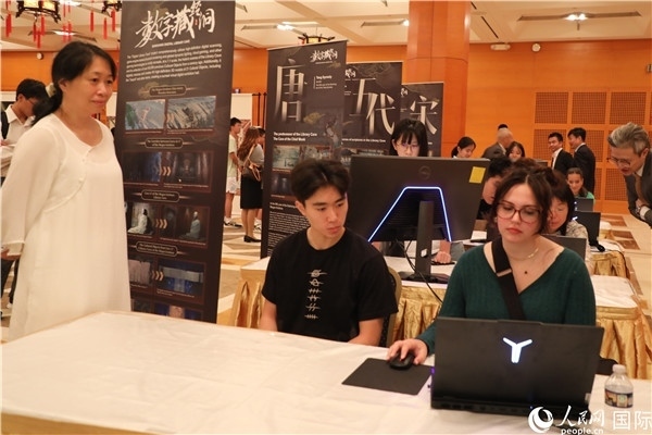 在活動現(xiàn)場，當?shù)孛癖婓w驗“數(shù)字藏經(jīng)洞”云游戲，沉浸式體驗敦煌文化。 人民網(wǎng)記者 李志偉攝