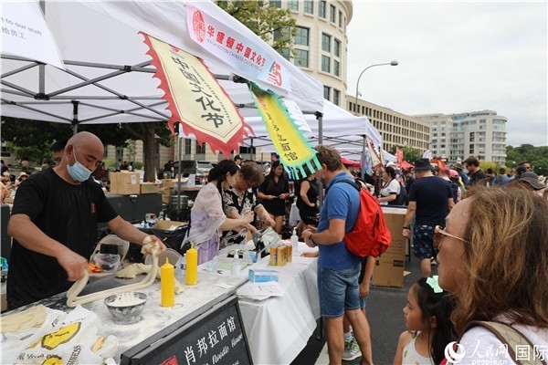 3、活動(dòng)現(xiàn)場(chǎng)設(shè)置了眾多展臺(tái)。 人民網(wǎng)記者 李志偉攝