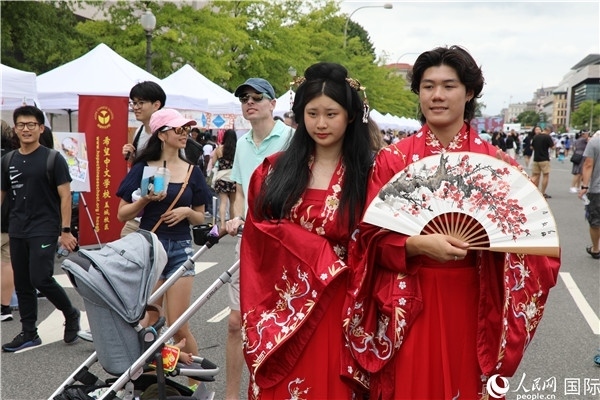 5、當(dāng)?shù)厝A僑華人身穿漢服參加文化節(jié)。 人民網(wǎng)記者 李志偉攝