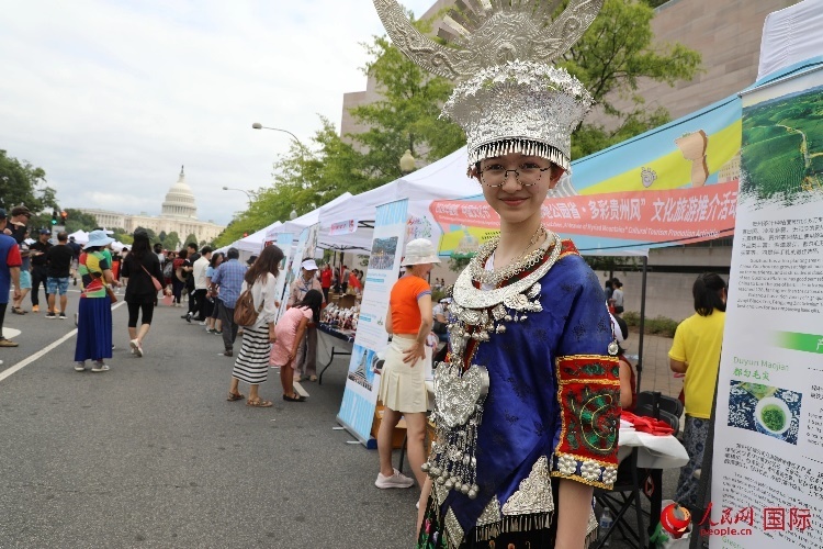 在第22屆美國(guó)華盛頓“中國(guó)文化節(jié)”上，一名當(dāng)?shù)孛癖娚泶┲袊?guó)少數(shù)民族服飾。人民網(wǎng)記者 李志偉攝