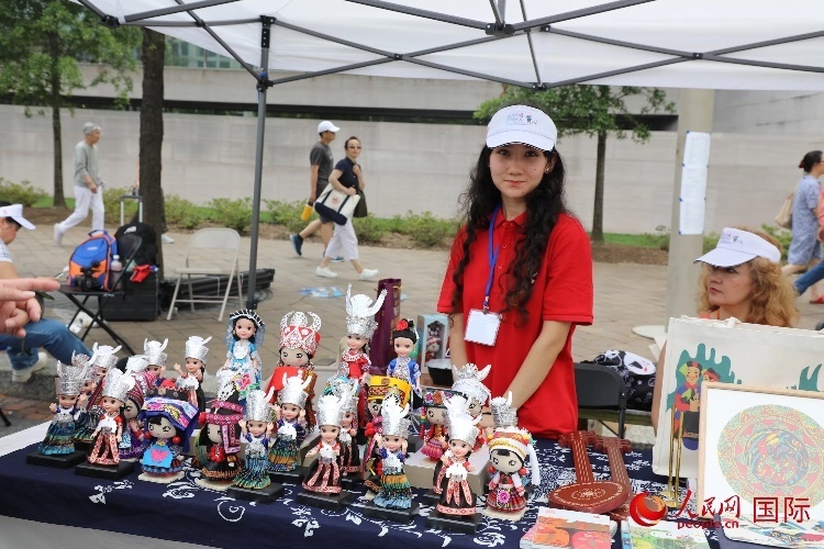 在今年活動(dòng)上，貴州代表團(tuán)設(shè)立的貴州非遺文化、“村BA”文創(chuàng)、貴州茶文化等展區(qū)。人民網(wǎng)記者 李志偉攝