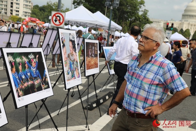 80余幅貴州主題攝影圖片展示了貴州文旅魅力。人民網(wǎng)記者 李志偉攝