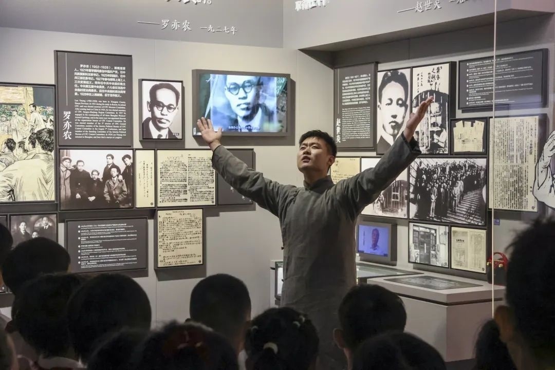 勞模身穿長袍再現(xiàn)烈士事跡。徐匯區(qū)總工會供圖