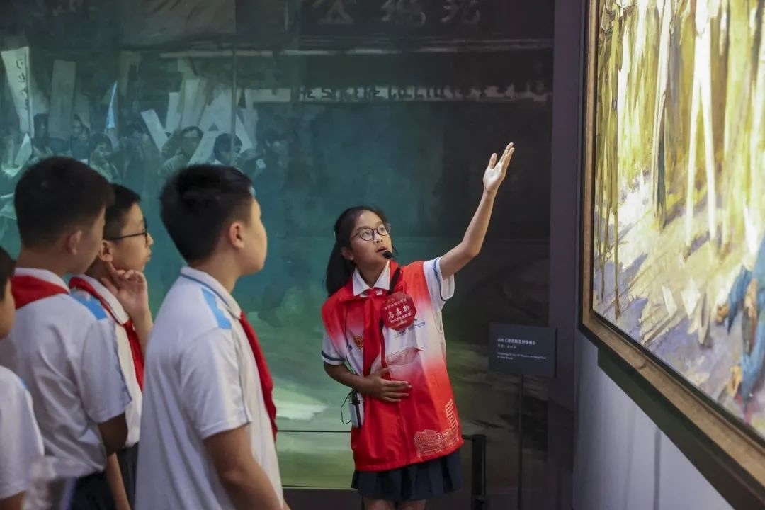 同學(xué)們觀賞不同革命場景及烈士形象的藝術(shù)作品。徐匯區(qū)總工會供圖