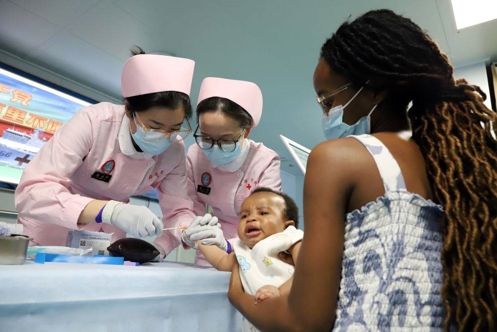 2024年8月12日，中國海軍“和平方舟”號醫(yī)院船在莫桑比克馬普托開展醫(yī)療服務(wù)。