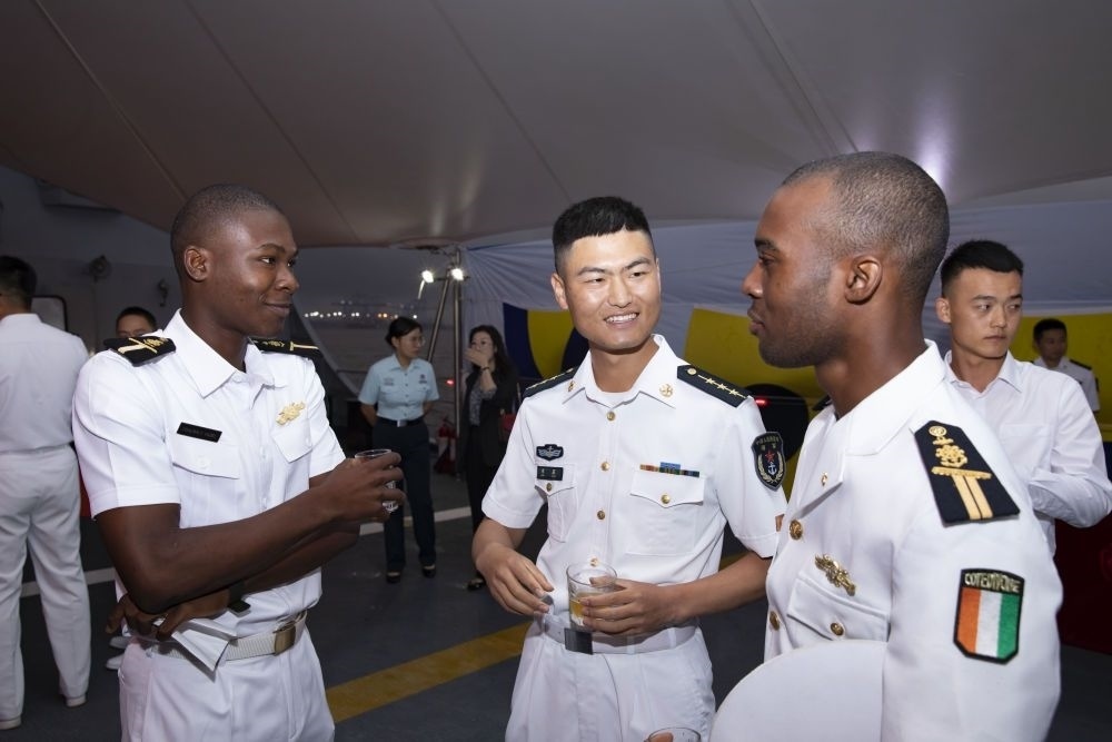 2023年6月25日，中國和科特迪瓦雙方官兵在南寧艦舉辦的甲板招待會上交流。中國海軍第43批護航編隊22日抵達科特迪瓦經(jīng)濟首都阿比讓，開始對科特迪瓦為期4天的友好訪問。