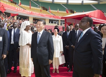 2018年7月22日，國家主席習(xí)近平在達(dá)喀爾同時任塞內(nèi)加爾總統(tǒng)薩勒共同出席塞內(nèi)加爾競技摔跤場項目移交儀式。新華社記者 王曄 攝