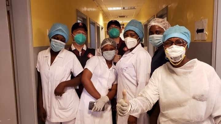 2020年5月26日，中國抗疫醫(yī)療專家組在剛果（布）首都布拉柴維爾指導新冠肺炎病房建設時，與當?shù)匾痪€醫(yī)務人員合影。新華社發(fā)