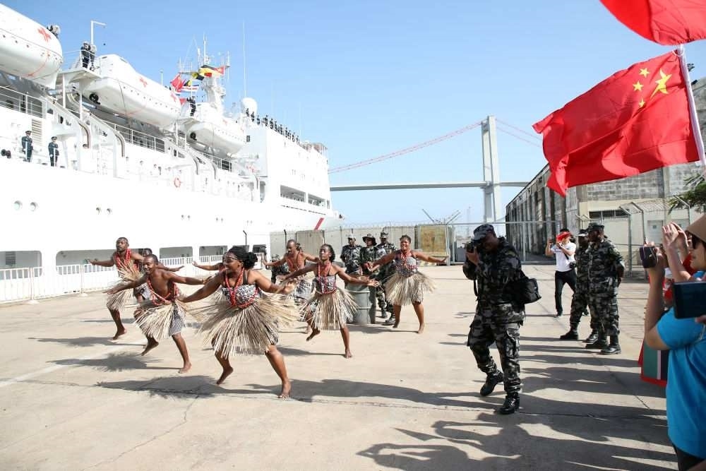 2024年8月16日，在莫桑比克馬普托港，當?shù)匮輪T表演舞蹈，歡送中國海軍“和平方舟”號醫(yī)院船。