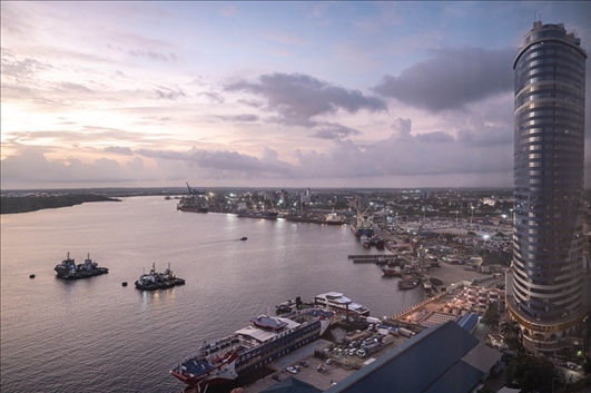 這是2023年12月29日拍攝的日出時分的坦桑尼亞達(dá)累斯薩拉姆港。新華社記者 王冠森 攝