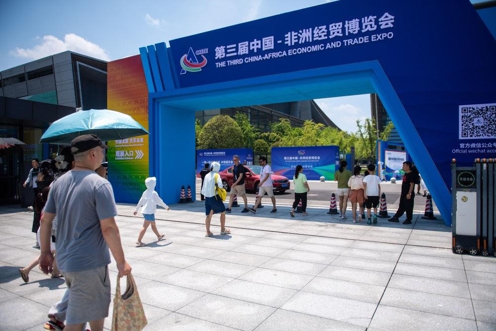 △2023年7月，在湖南長(zhǎng)沙國(guó)際會(huì)展中心，觀眾進(jìn)入中非經(jīng)貿(mào)博覽會(huì)展會(huì)現(xiàn)場(chǎng)。