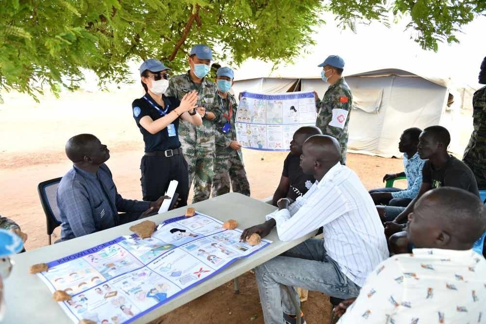 2020年3月，在南蘇丹首都朱巴，執(zhí)行聯(lián)合國維和任務(wù)的中國維和警察廖潔給當?shù)鼐熘v解防疫知識。