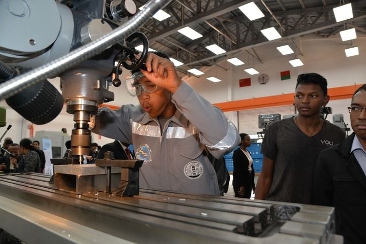 2024年4月26日，在馬達加斯加首都塔那那利佛，塔那那利佛大學理工學院的學生在魯班工坊操作設備。新華社發(fā)（西塔卡·拉喬納里松攝）