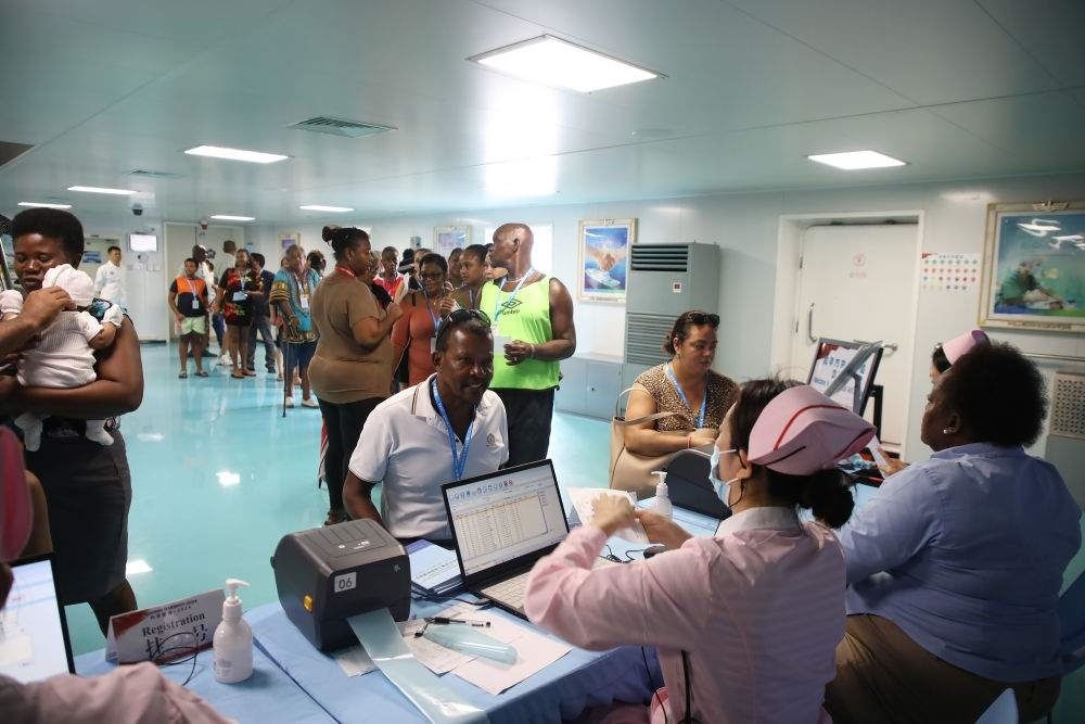 2024年7月8日，塞舌爾民眾在中國海軍“和平方舟”號醫(yī)院船上排隊就診。