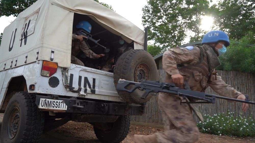 2022年7月27日，中國第八批赴南蘇丹（朱巴）維和步兵營百人防暴隊抵達預(yù)定區(qū)域，進行綜合防衛(wèi)演練。針對南蘇丹社會安全問題及近期在剛果（金）東部地區(qū)發(fā)生的針對聯(lián)合國剛果（金）穩(wěn)定特派團的抗議示威活動，中國第八批赴南蘇丹（朱巴）維和步兵營于日前組織UN HOUSE（聯(lián)合國之家）綜合防衛(wèi)演練，以應(yīng)對可能出現(xiàn)的難民涌入、營門遇襲、暴恐威脅等突發(fā)情況。